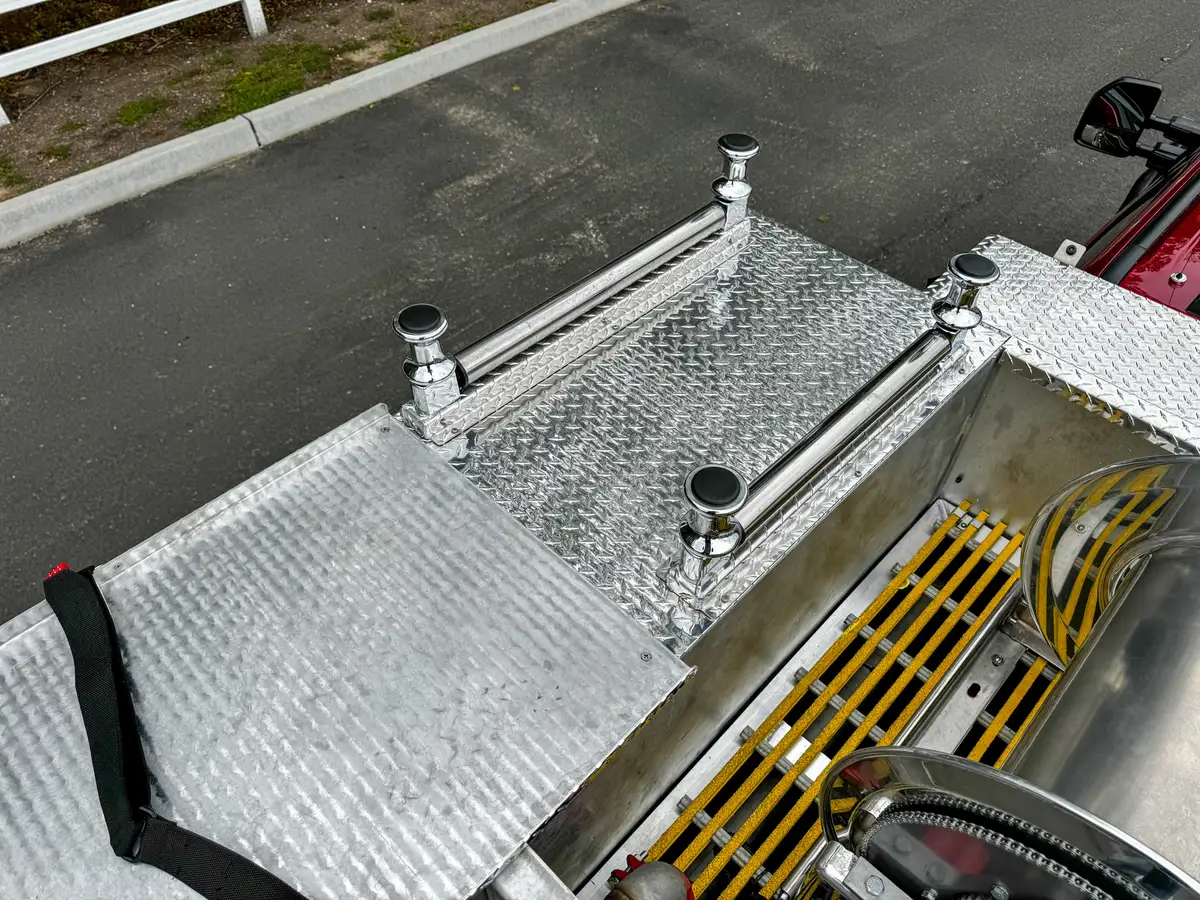 Top compartment close-up showing empty grating bay and mounting points.
